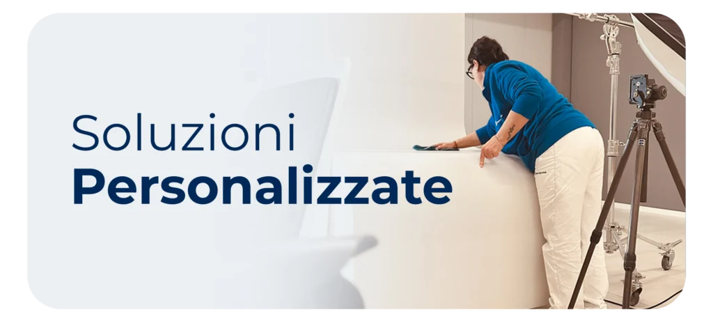 Operatrice Clean Service durante un intervento di pulizia in uno studio fotografico attrezzato, dimostrando attenzione al dettaglio e competenza in ambienti ad alta sensibilità operativa
