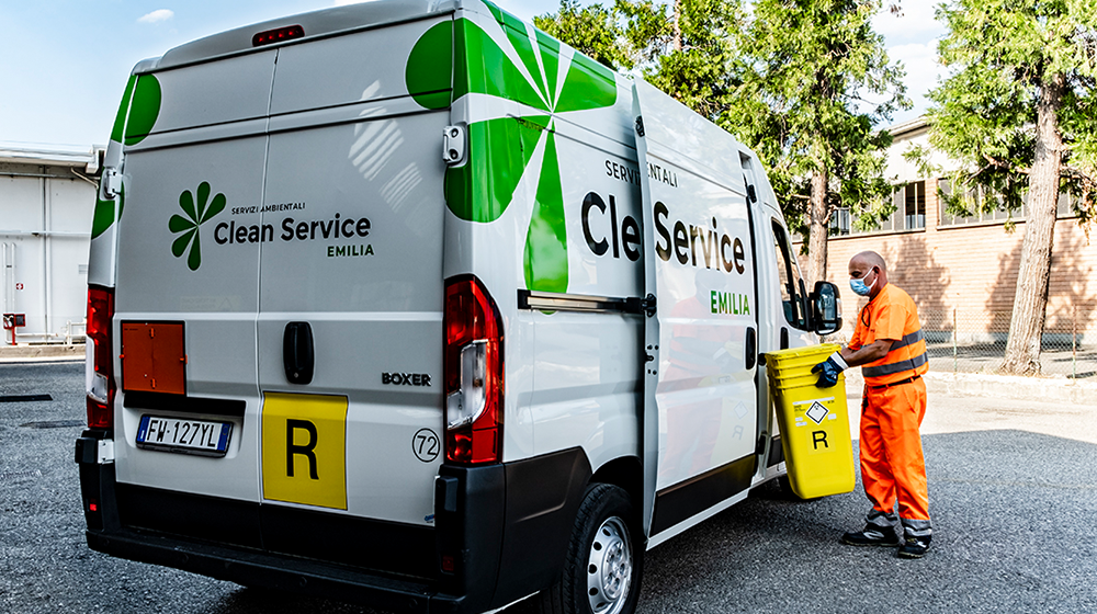 Clean Service gestisce la raccolta, il trasporto e lo smaltimento di rifiuti speciali, pericolosi e non pericolosi, in conformità con le normative ambientali vigenti